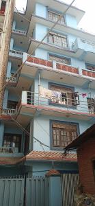 Il propose un appartement blanc doté d'un balcon et d'une clôture. dans l'établissement Biju Girls Hostel for females only, à Katmandou