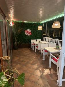 Reštaurácia alebo iné gastronomické zariadenie v ubytovaní Das Hostal