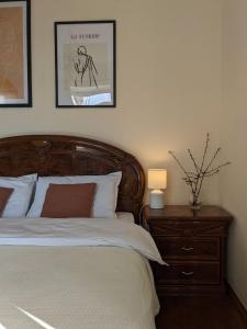 Ένα ή περισσότερα κρεβάτια σε δωμάτιο στο Видова квартира біля метро Хрещатик