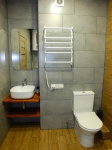 y baño con aseo y lavamanos. en Smart apartment, en Yuzhne