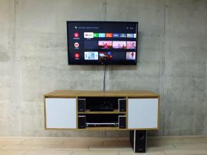 un centro di intrattenimento con una TV a muro di Smart apartment a Yuzhne