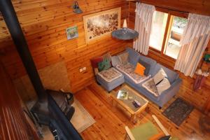 Ein Sitzbereich in der Unterkunft משק חפר - בקתות כפריות עם פרטיות מלאה - כולל שעה של טיול רנג'ר זוגי עצמאי