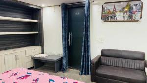 sypialnia z łóżkiem, krzesłem i drzwiami w obiekcie OYO Hotel Anjani w mieście Pānīpat