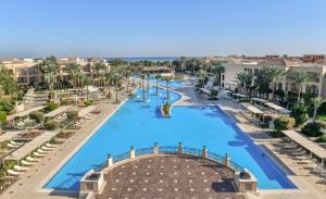 een luchtzicht op een zwembad in een resort bij Jaz Aquamarine Resort in Hurghada