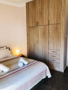 Un pat sau paturi într-o cameră la Ariadni's apartment 1