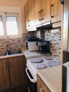 O bucătărie sau chicinetă la Ariadni's apartment 1