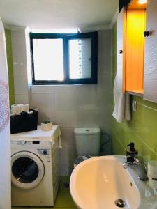 O baie la Ariadni's apartment 1 +20 fotografii