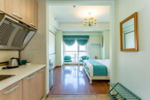 A bed or beds in a room at Dalian Hong Xi Yuan Apartment Wanda Plaza