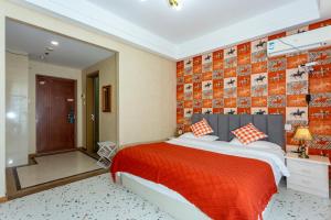 A bed or beds in a room at Dalian Hong Xi Yuan Apartment Wanda Plaza