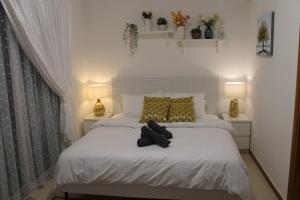 Postel nebo postele na pokoji v ubytování Newly furnished cozy 1 bedroom apartment close to JBR beach and metro