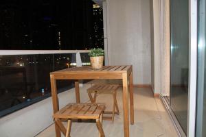 Balkón nebo terasa v ubytování Newly furnished cozy 1 bedroom apartment close to JBR beach and metro
