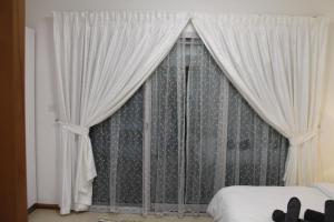 Postel nebo postele na pokoji v ubytování Newly furnished cozy 1 bedroom apartment close to JBR beach and metro