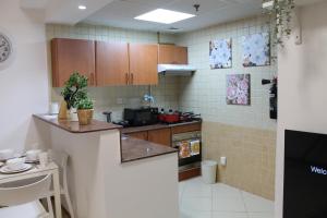 Kuchyň nebo kuchyňský kout v ubytování Newly furnished cozy 1 bedroom apartment close to JBR beach and metro