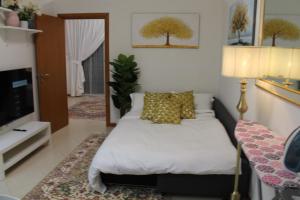 Postel nebo postele na pokoji v ubytování Newly furnished cozy 1 bedroom apartment close to JBR beach and metro