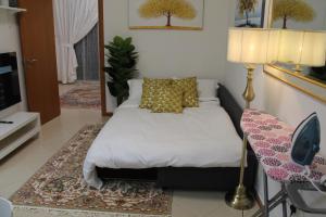 Postel nebo postele na pokoji v ubytování Newly furnished cozy 1 bedroom apartment close to JBR beach and metro