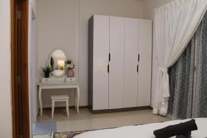 Postel nebo postele na pokoji v ubytování Newly furnished cozy 1 bedroom apartment close to JBR beach and metro
