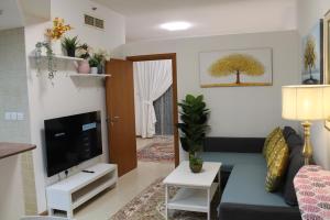 TV a/nebo společenská místnost v ubytování Newly furnished cozy 1 bedroom apartment close to JBR beach and metro