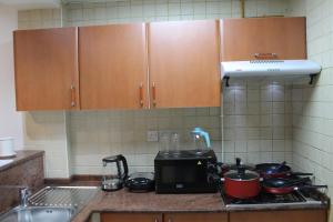 Kuchyň nebo kuchyňský kout v ubytování Newly furnished cozy 1 bedroom apartment close to JBR beach and metro