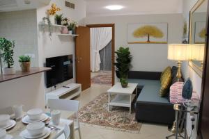 Posezení v ubytování Newly furnished cozy 1 bedroom apartment close to JBR beach and metro