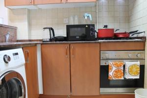 Kuchyň nebo kuchyňský kout v ubytování Newly furnished cozy 1 bedroom apartment close to JBR beach and metro