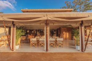 Aladdin Luxury Camp Phuket的庭院或其他户外区域