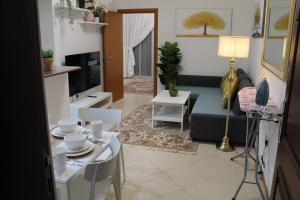 Posezení v ubytování Newly furnished cozy 1 bedroom apartment close to JBR beach and metro
