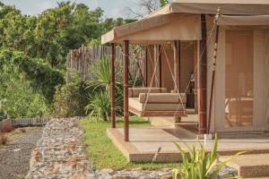 Aladdin Luxury Camp Phuket外面的花园