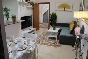 Posezení v ubytování Newly furnished cozy 1 bedroom apartment close to JBR beach and metro