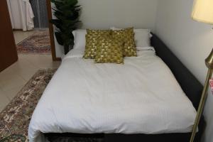Postel nebo postele na pokoji v ubytování Newly furnished cozy 1 bedroom apartment close to JBR beach and metro