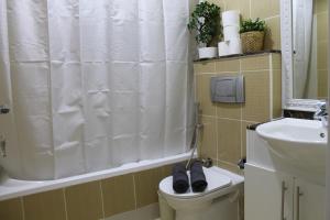 Koupelna v ubytování Newly furnished cozy 1 bedroom apartment close to JBR beach and metro