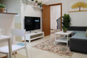 TV a/nebo společenská místnost v ubytování Newly furnished cozy 1 bedroom apartment close to JBR beach and metro