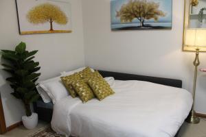 Postel nebo postele na pokoji v ubytování Newly furnished cozy 1 bedroom apartment close to JBR beach and metro