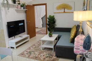 TV a/nebo společenská místnost v ubytování Newly furnished cozy 1 bedroom apartment close to JBR beach and metro