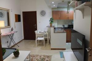 Kuchyň nebo kuchyňský kout v ubytování Newly furnished cozy 1 bedroom apartment close to JBR beach and metro