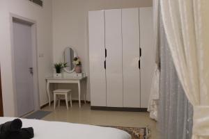 Postel nebo postele na pokoji v ubytování Newly furnished cozy 1 bedroom apartment close to JBR beach and metro