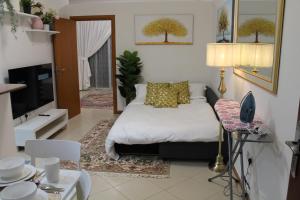 Postel nebo postele na pokoji v ubytování Newly furnished cozy 1 bedroom apartment close to JBR beach and metro