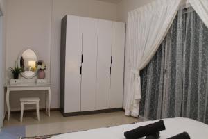 Postel nebo postele na pokoji v ubytování Newly furnished cozy 1 bedroom apartment close to JBR beach and metro
