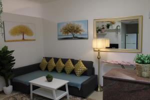 Posezení v ubytování Newly furnished cozy 1 bedroom apartment close to JBR beach and metro