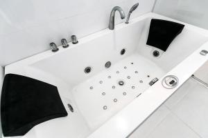 Fotografie z fotogalerie ubytování Large Penthouse 3BR with jacuzzi, Best for Kids v destinaci Ka Rorn