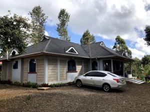 ein vor einem Haus geparkt in der Unterkunft Aberdare Home in Othaya