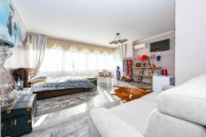 1 dormitorio con 1 cama y sala de estar en Villa Giulia Rooms & Bike, en Toscolano Maderno