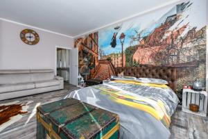 トスコラーノ・マデルノにあるVilla Giulia Rooms & Bikeの大きな絵画が壁に描かれたベッドルーム
