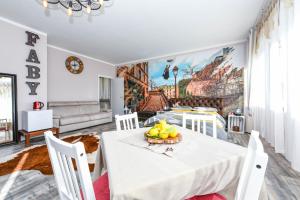un comedor con una mesa con un bol de fruta. en Villa Giulia Rooms & Bike, en Toscolano Maderno