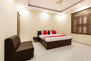 - une chambre avec un lit et une chaise dans l'établissement OYO Hotel Yuvan, à Somarda Kauasot