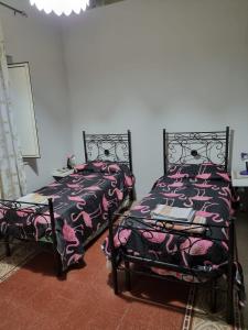 dos camas sentadas una al lado de la otra en una habitación en Relax Casa Beatrice, en Palermo