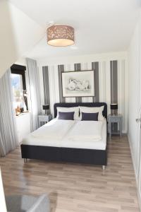 ein Schlafzimmer mit einem großen Bett in einem Zimmer in der Unterkunft Altes Weingut an der Vogtei in Senheim