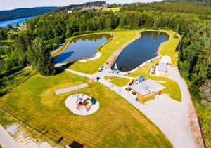 eine Luftansicht auf einen Park mit See in der Unterkunft Amenity Hotel & Resort Lipno in Lipno nad Vltavou