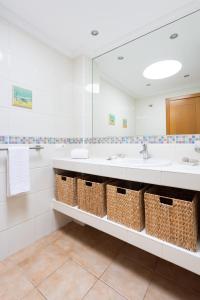 Kúpeľňa v ubytovaní Home2Book Ático Sotavento La Tejita, Pool