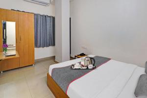 Una habitación de hotel con una cama con una bandeja. en Super Townhouse 999 INN24 Airport en Chennai