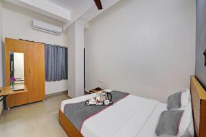 una camera con un letto e un vassoio di Super Townhouse 999 INN24 Airport a Chennai